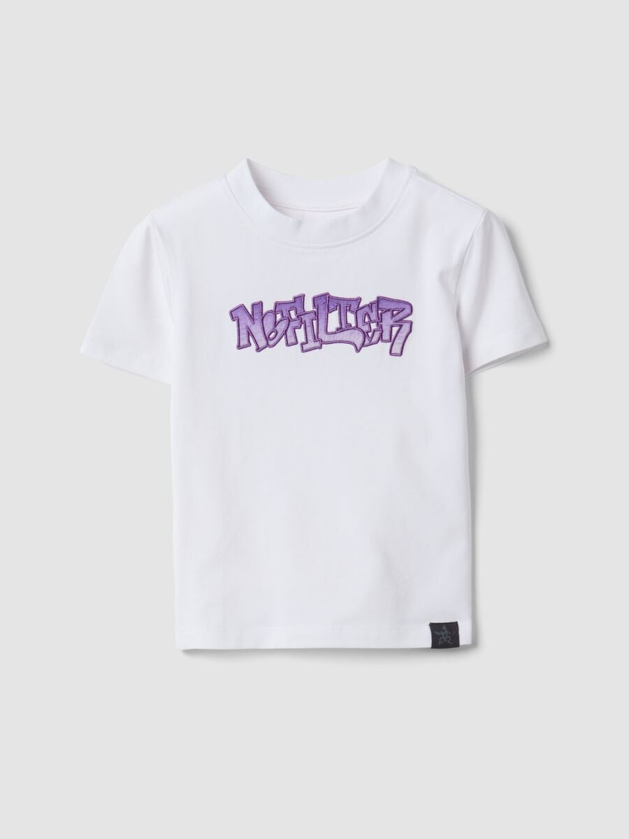 T-shirt bianca in cotone jersey elasticizzato con scritta graffiti per ragazza_3
