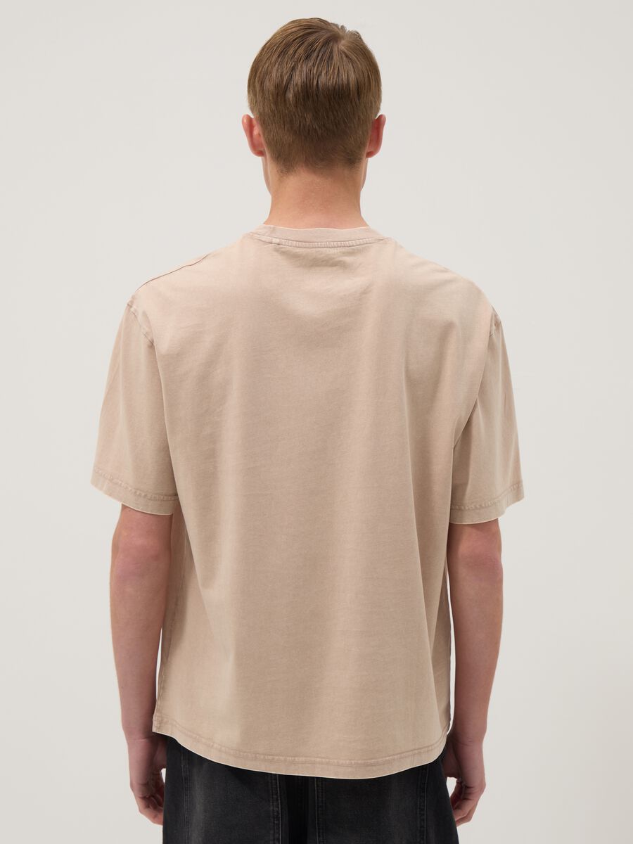 Beige pure cotton T-shirt with chest pocket, regular fit_4