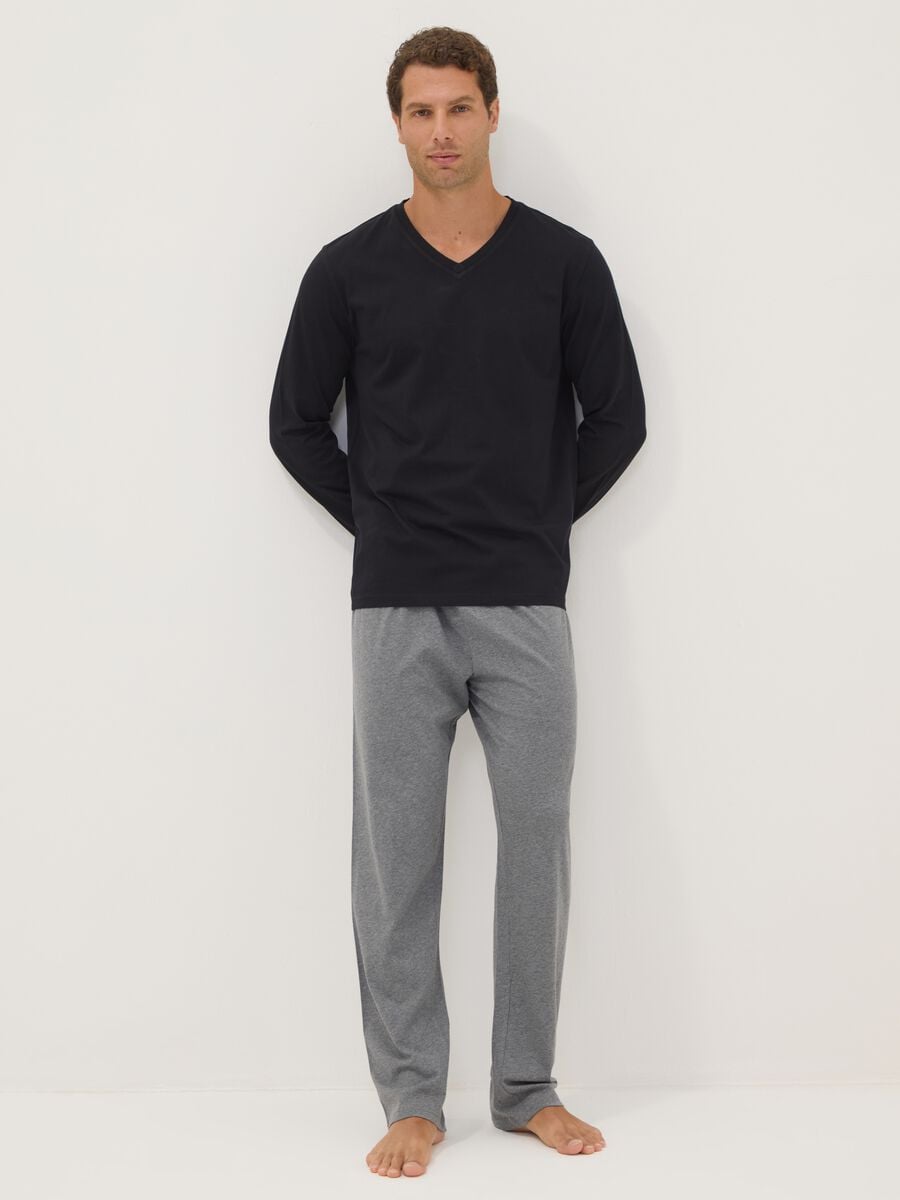 Pigiama nero e grigio in puro cotone organico con scollo a V regular fit_0
