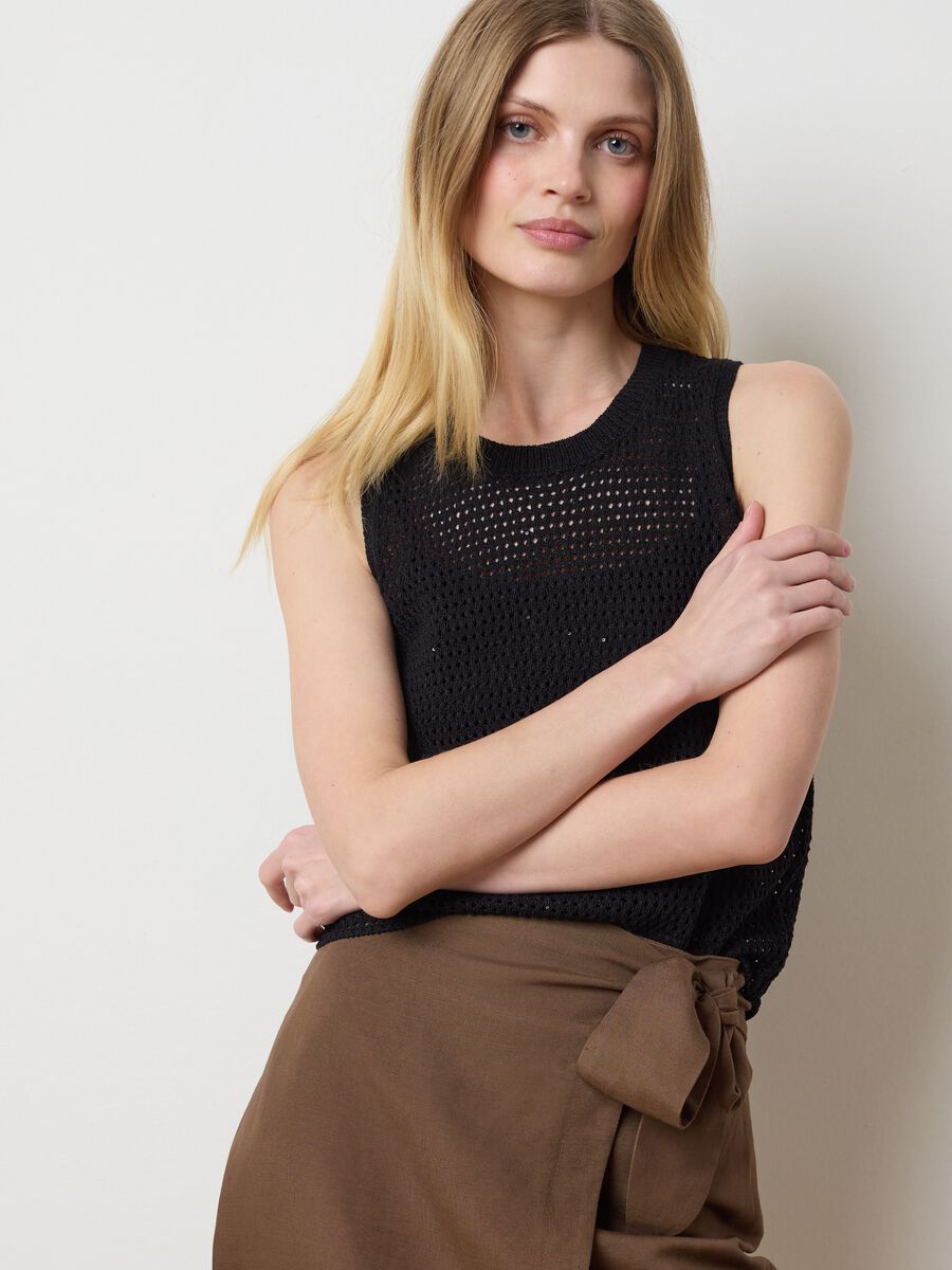 Black crochet tank top with popcorn stitch_1
