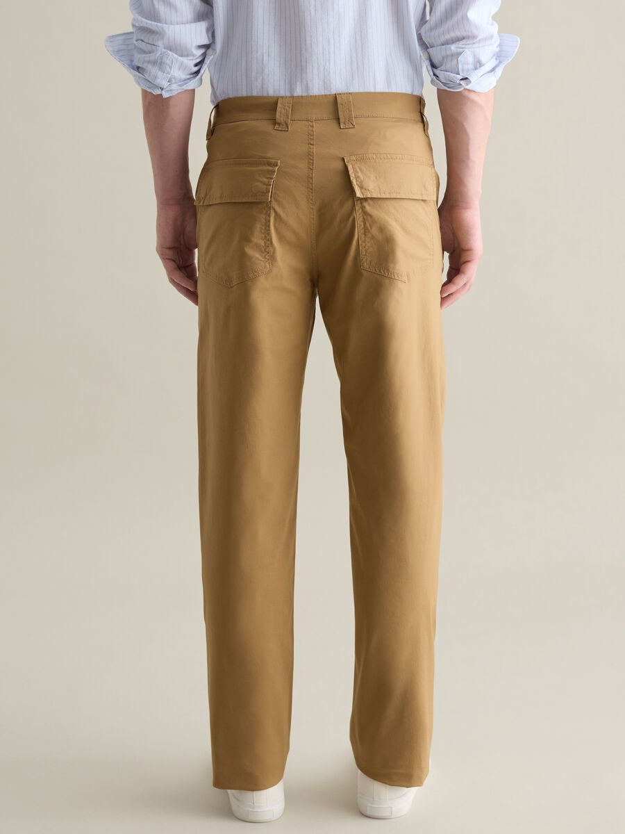 Beige chino trousers in stretch cotton with pockets_3