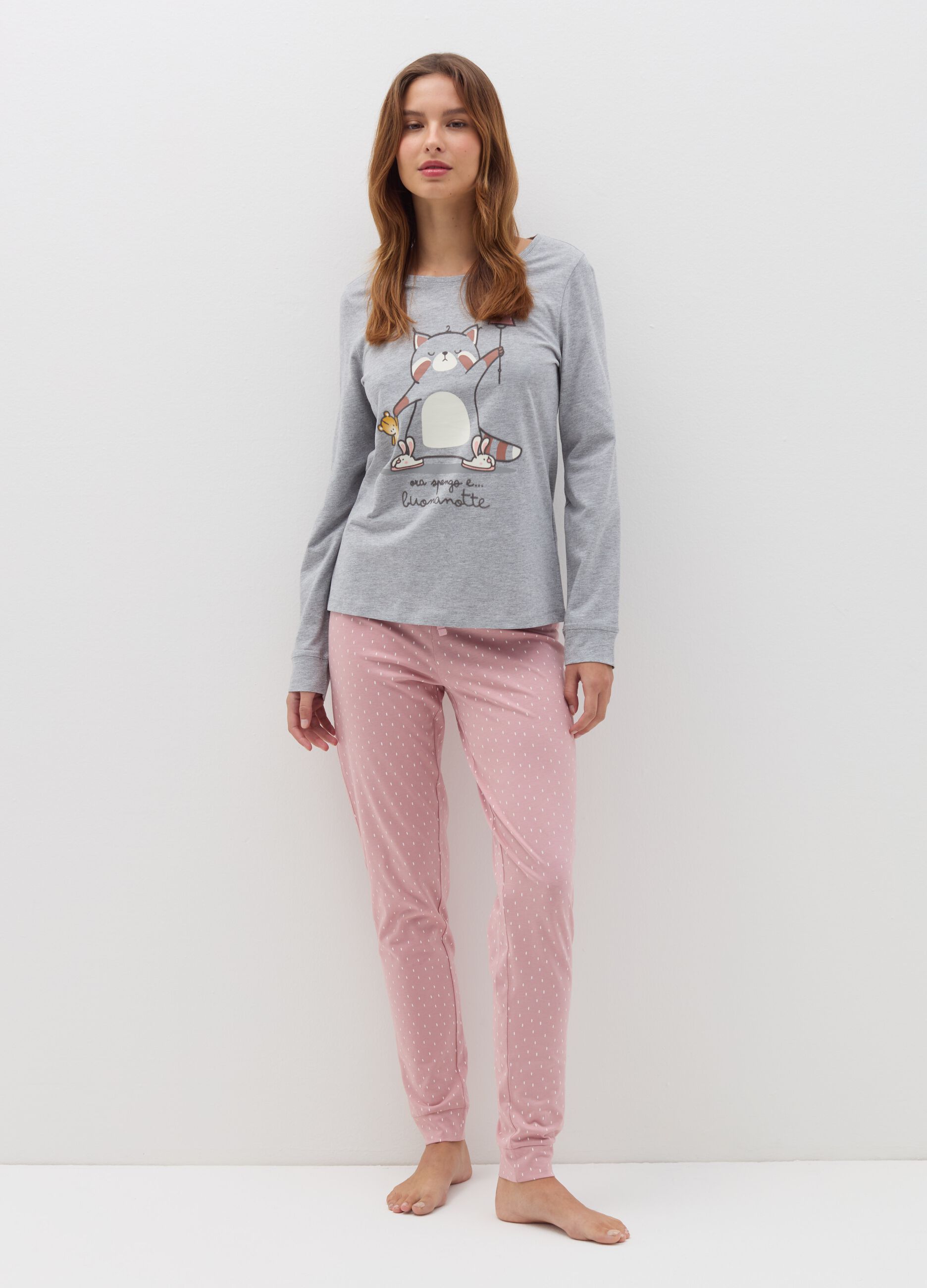 Long pyjamas with "Ora spengo e ... buonanotte" print