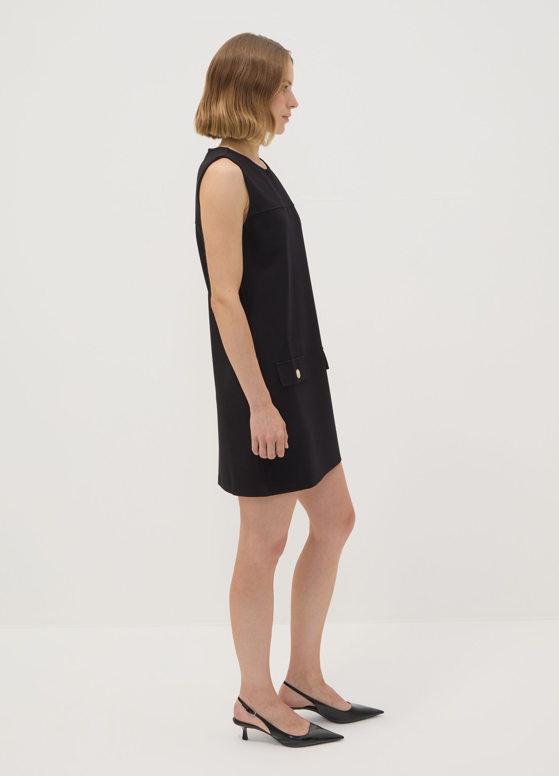Abito smanicato nero in punto Milano di viscosa elasticizzata straight fit