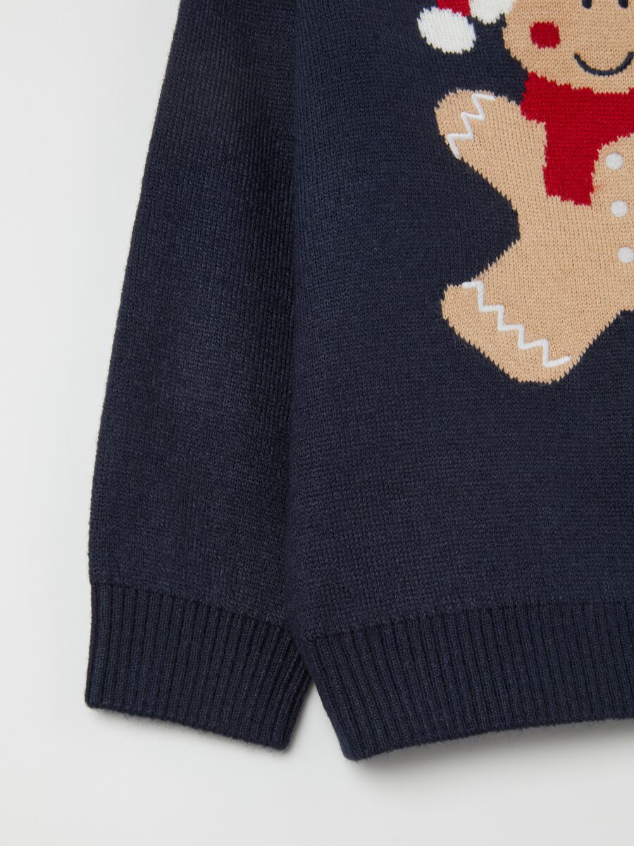 Christmas jumper with gingerbread biscuit_3