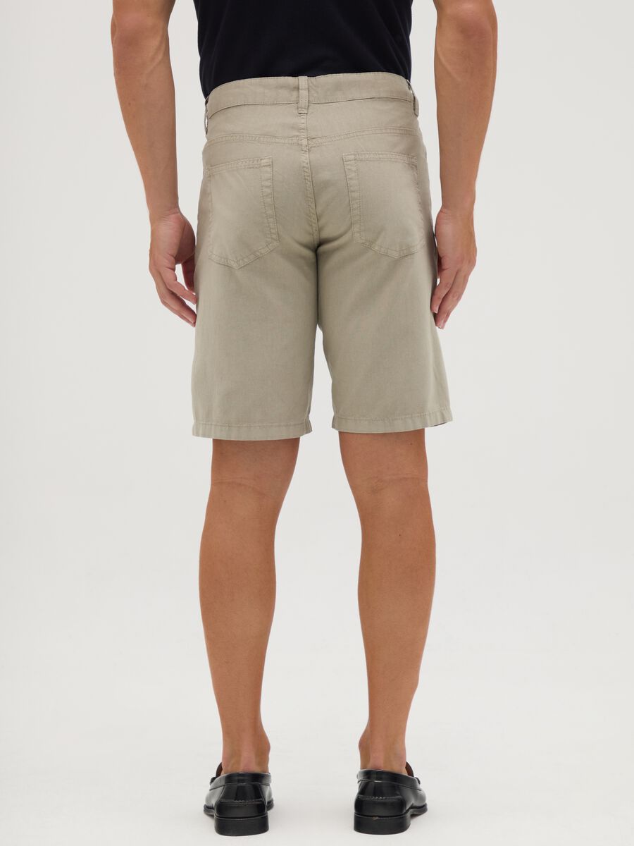Men's regular fit beige cotton blend shorts_3