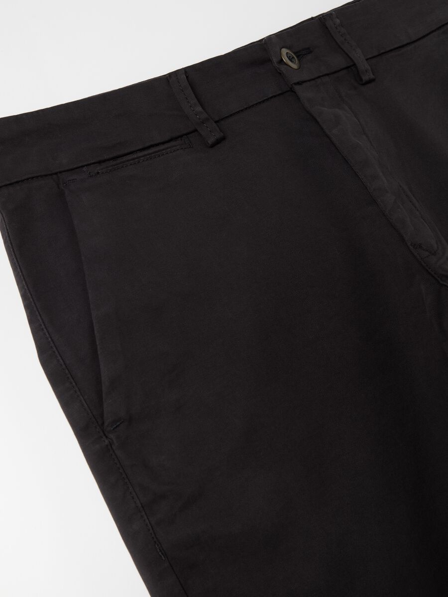 Solid colour stretch cotton chino trousers_5