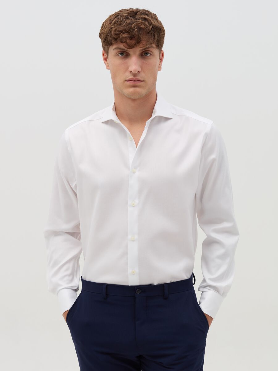 Regular-fit shirt with cut-away collar_0