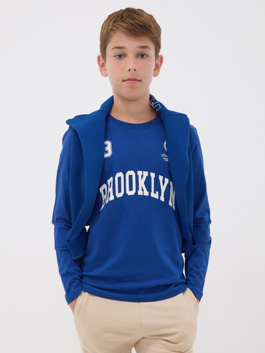 T-shirt blu in puro cotone organico con stampa frontale per ragazzo_1