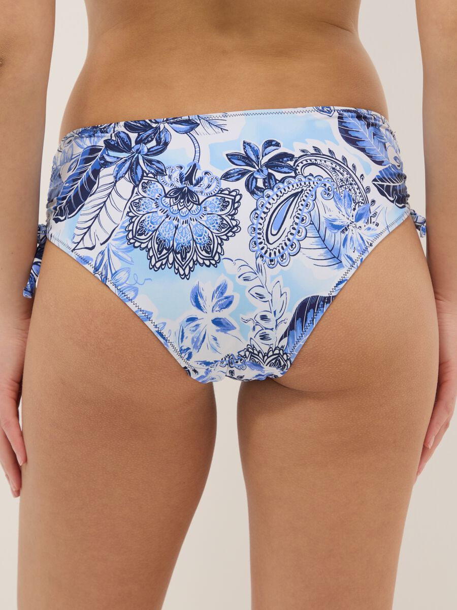 Slip bikini azzurro in tessuto elasticizzato con laccetti laterali_2