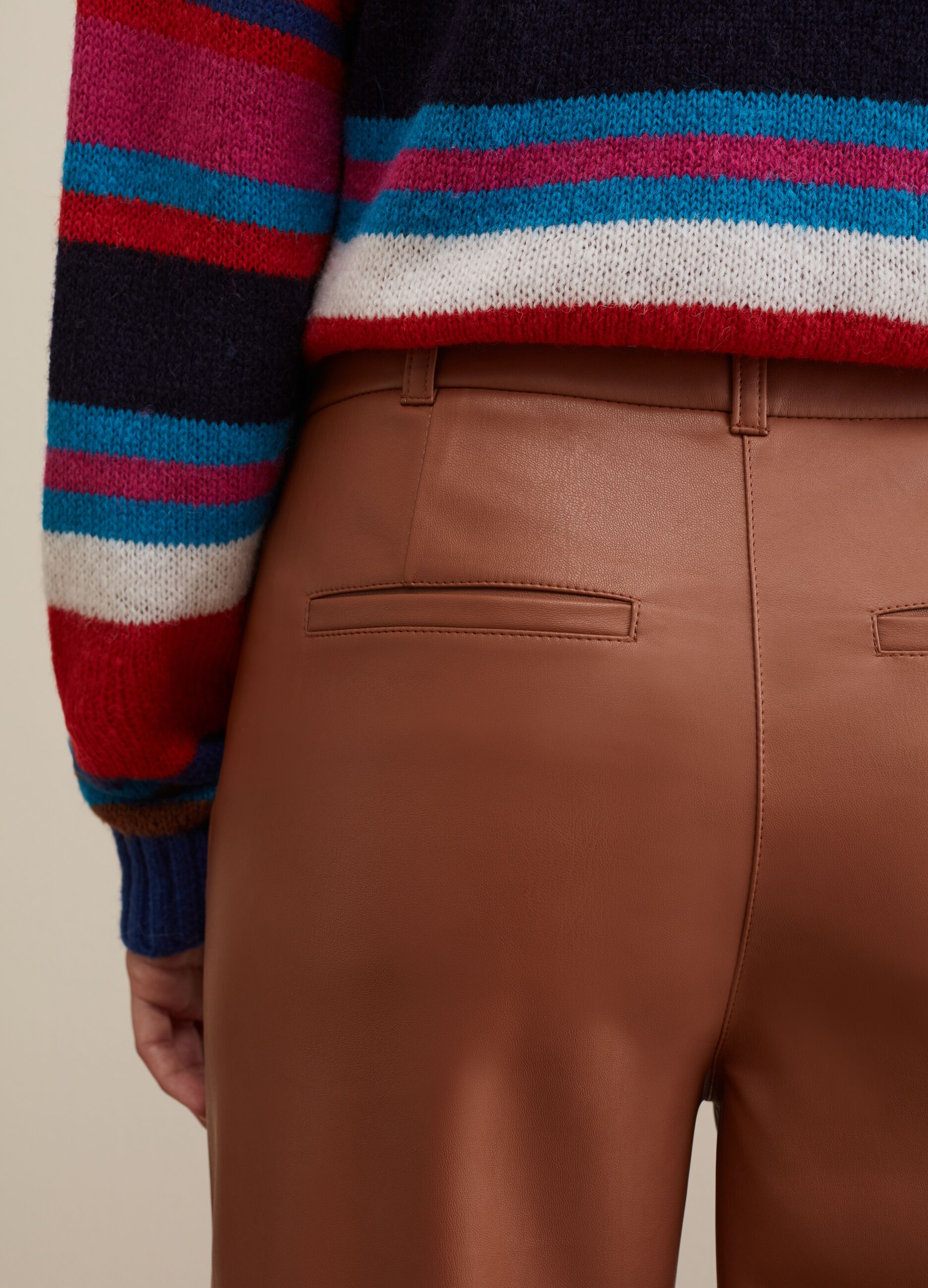 Pantaloni straight fit effetto lucido_3