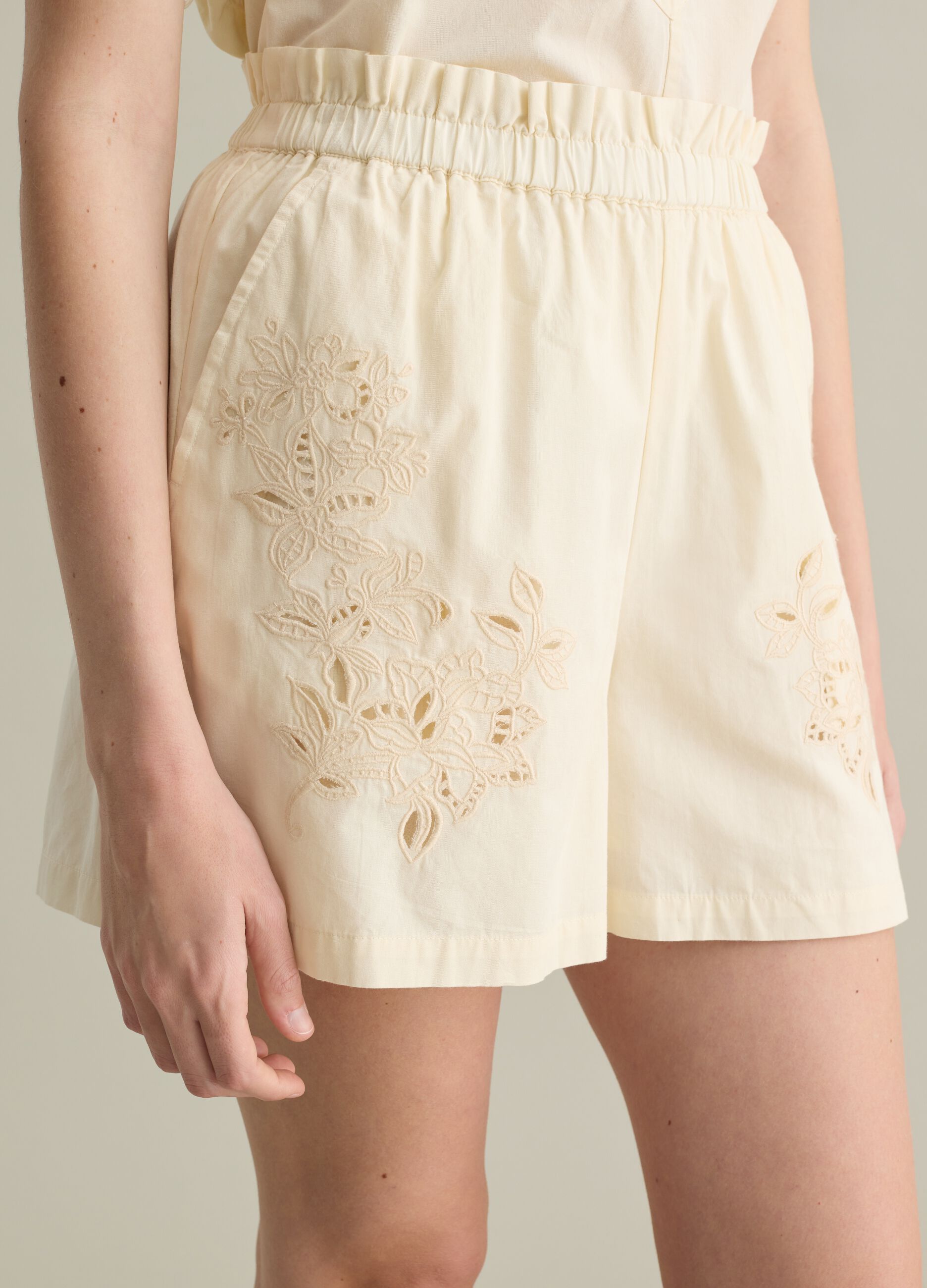Bermuda shorts with floral embroidery in cotton