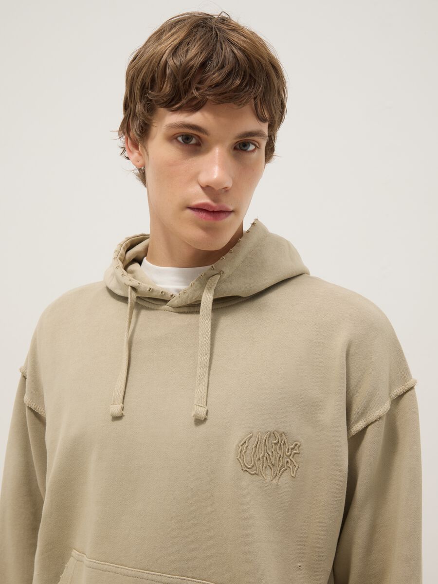 Felpa in misto cotone beige oversize fit con cappuccio_0