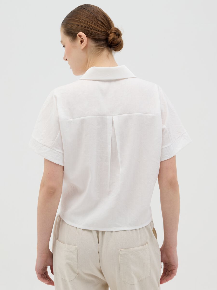 White shirt with knot and short sleeves_3