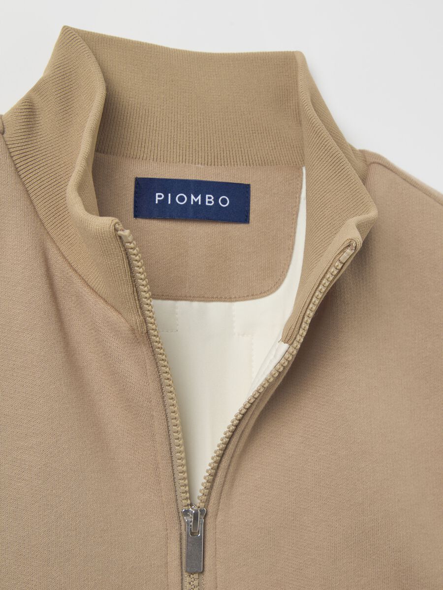 Contemporary full-zip gilet with high neck_5