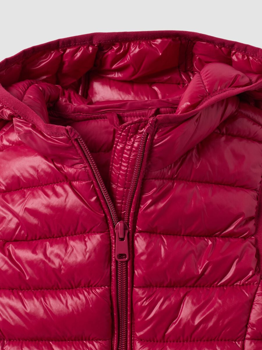 Gilet rosso imbottito con cappuccio e zip per bambina_2