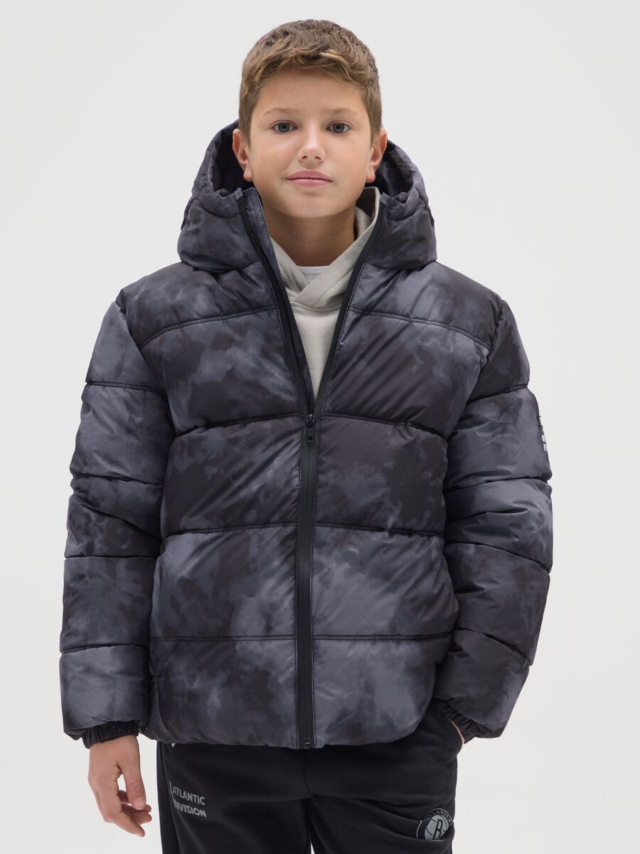 Giacca imbottita grigia da ragazzo regular fit con cappuccio_0
