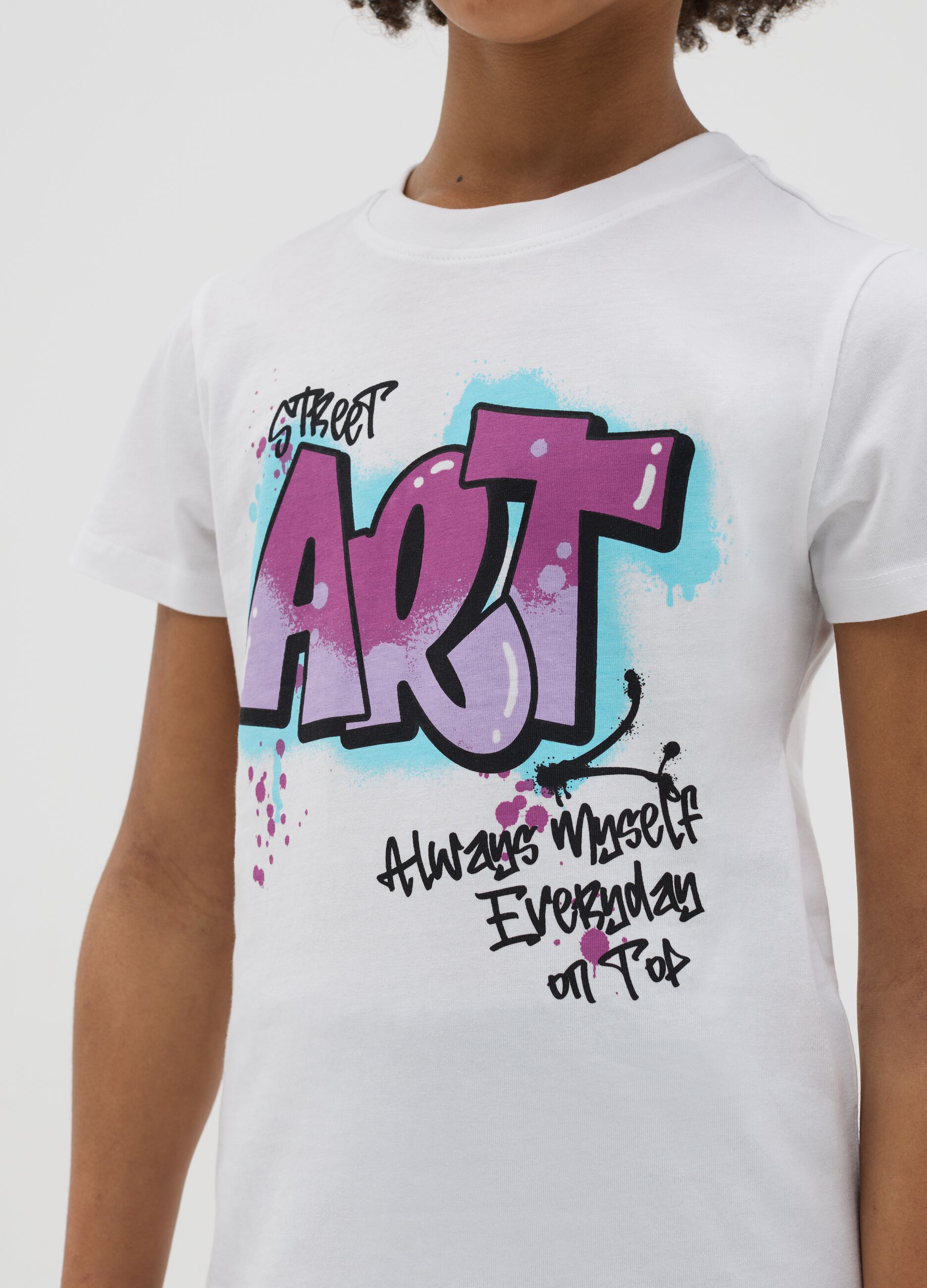 White cotton T-shirt with "Street Art" print