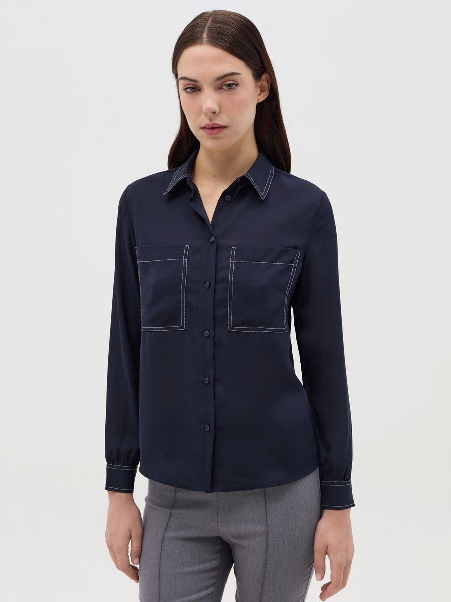 Shirt with contrasting stitching_0