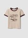 T-shirt rosa in cotone con stampa grafica frontale e bordi a contrasto_0