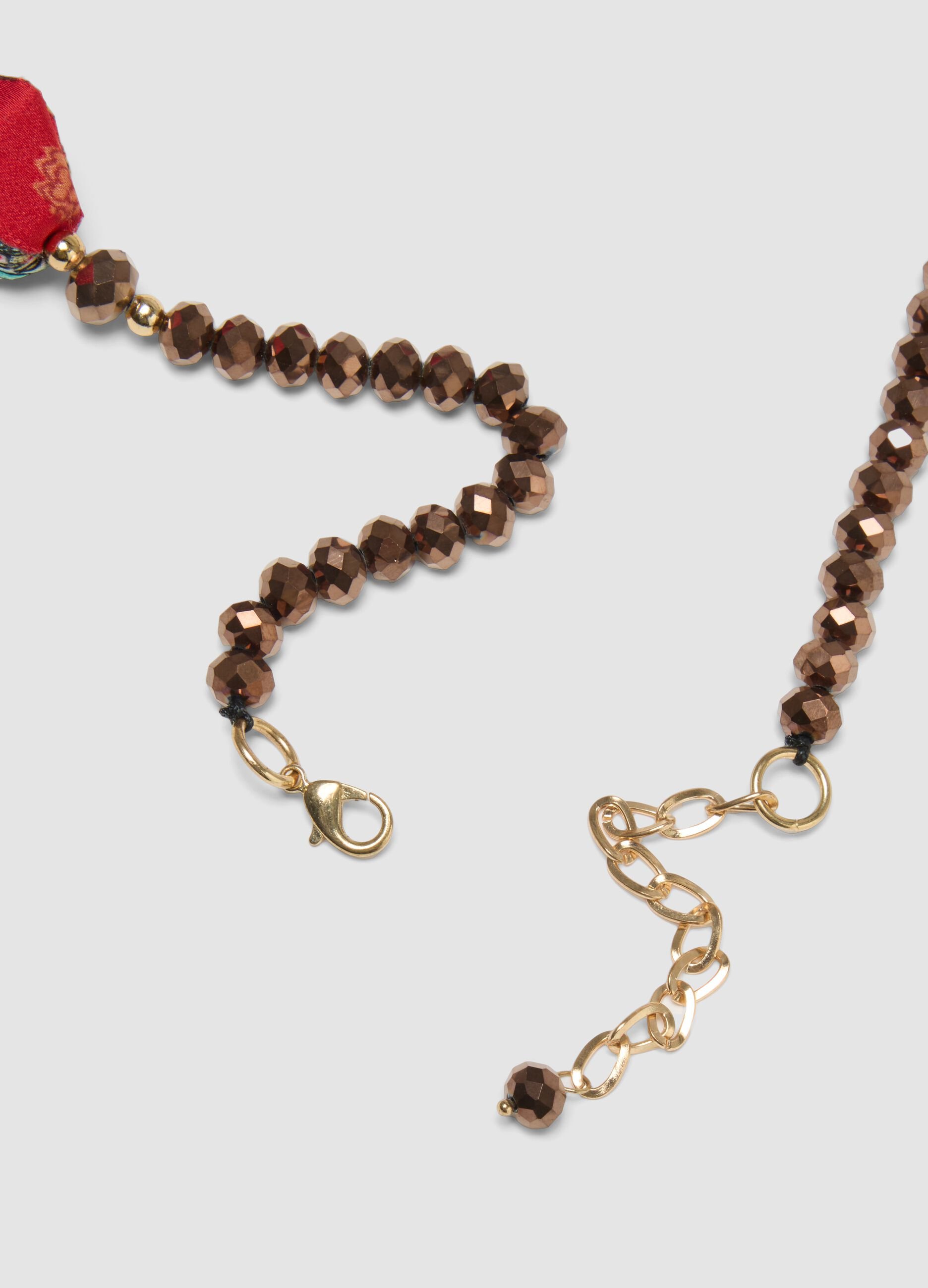 Collana rossa con perline e dettagli etnici