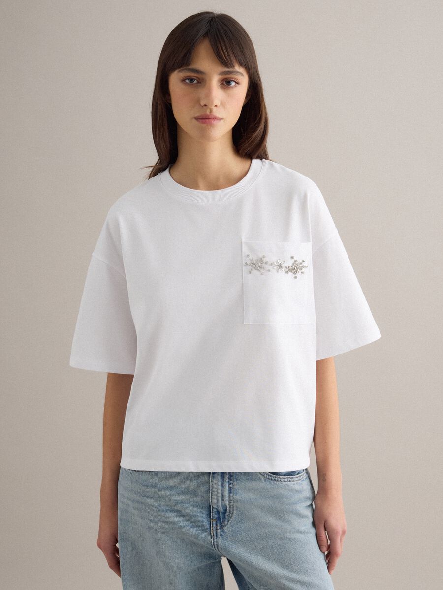 T-shirt in misto cotone bianco relaxed fit con taschino decorato_1