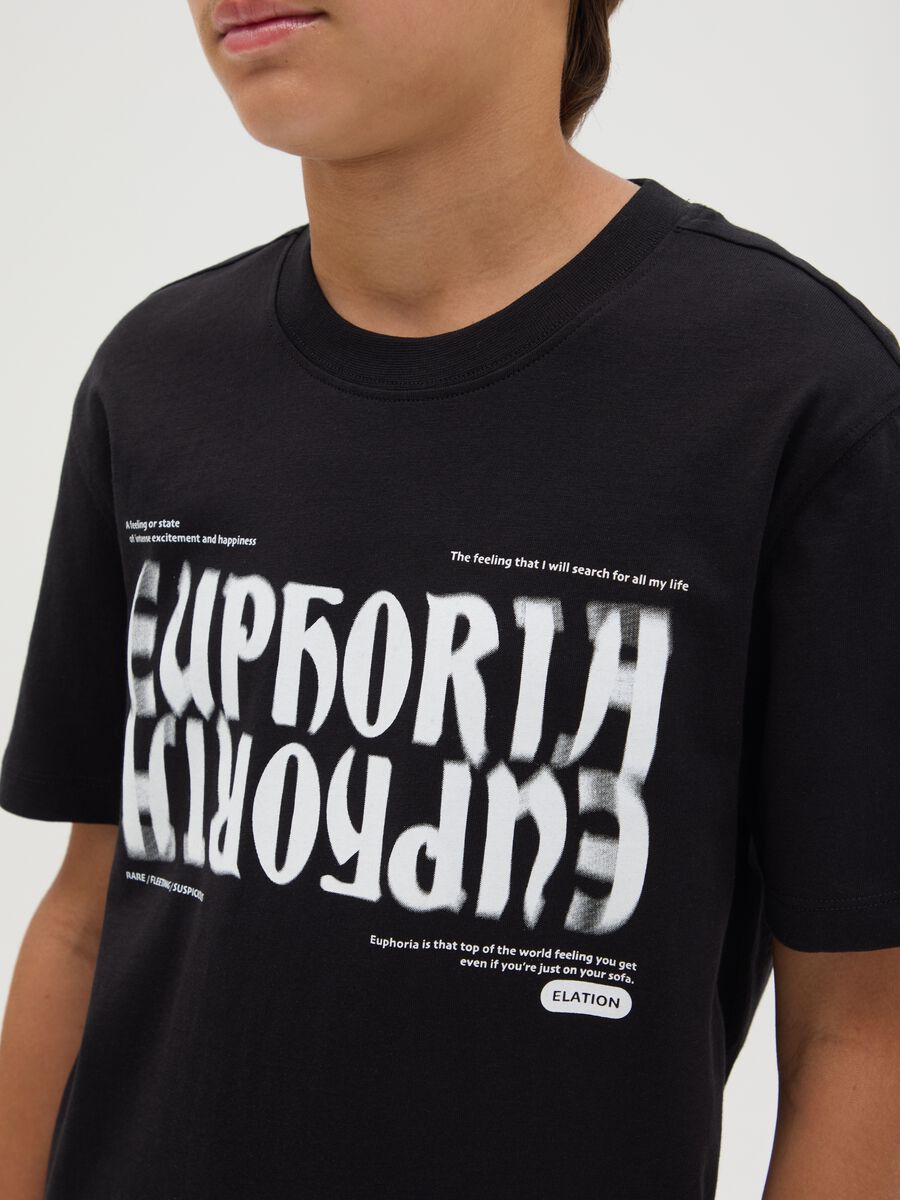 T-shirt nera in cotone con stampa lettering_1