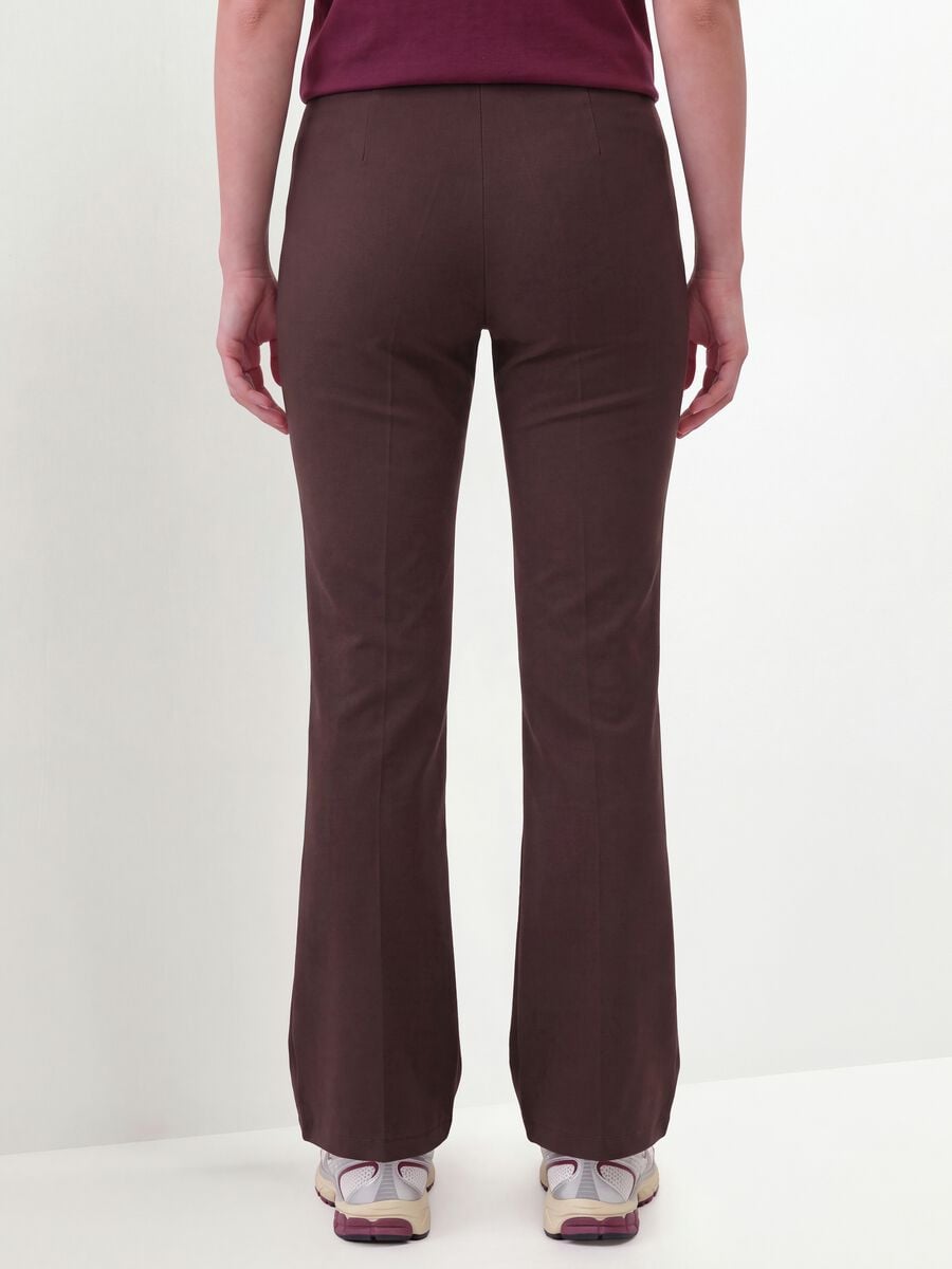 Pantaloni marroni flare fit in viscosa elasticizzata_3