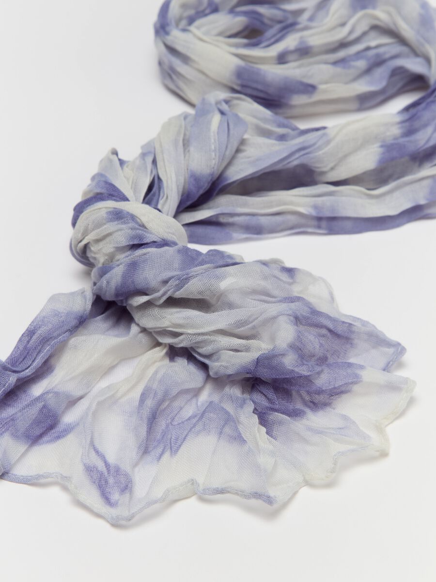Crinkle-effect pashmina with patterned print_2