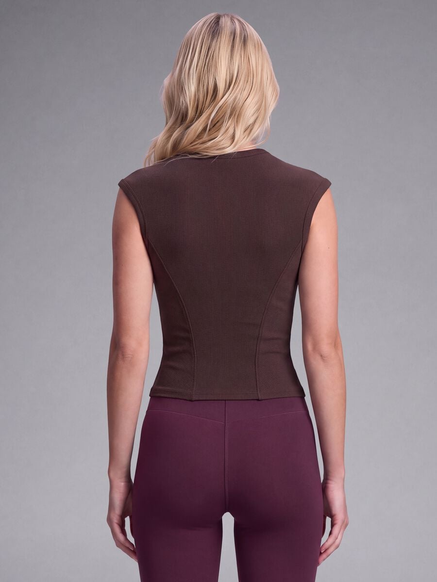 Top marrone in modal elasticizzato a coste con girocollo_2