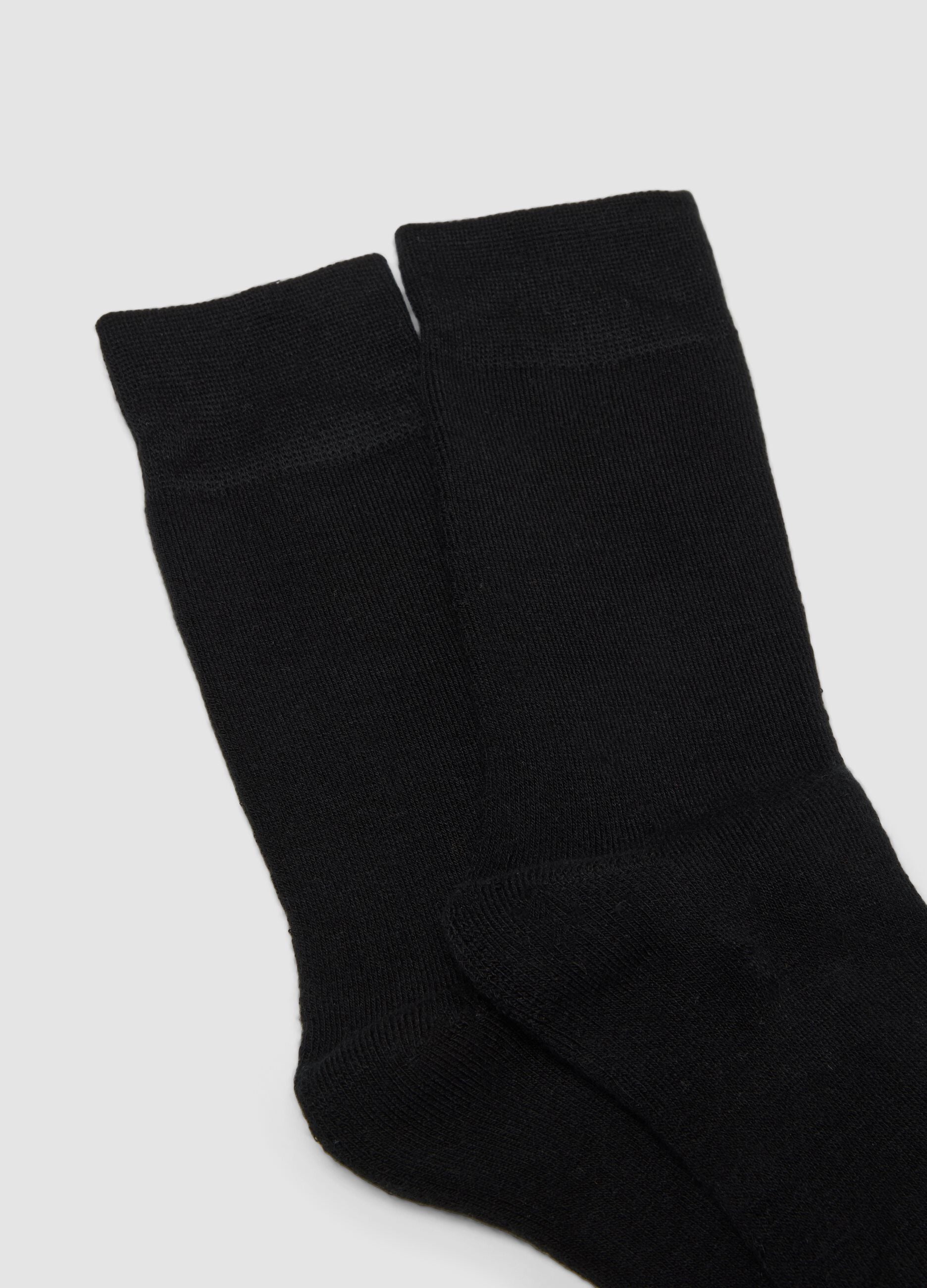 2-pack of black short socks in stretch fabric