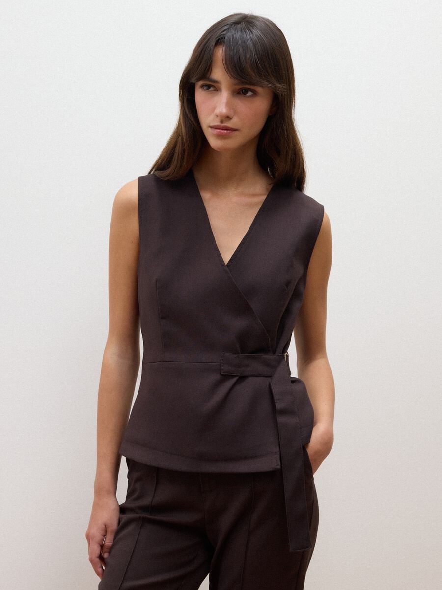 Gilet marrone in viscosa elasticizzata con cintura_1