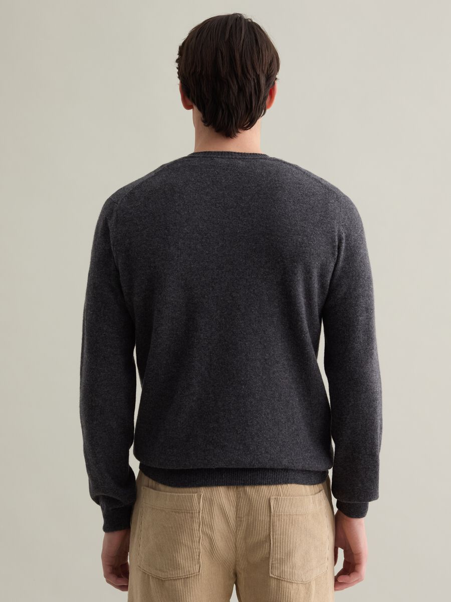 Lambswool pullover with V neck_3