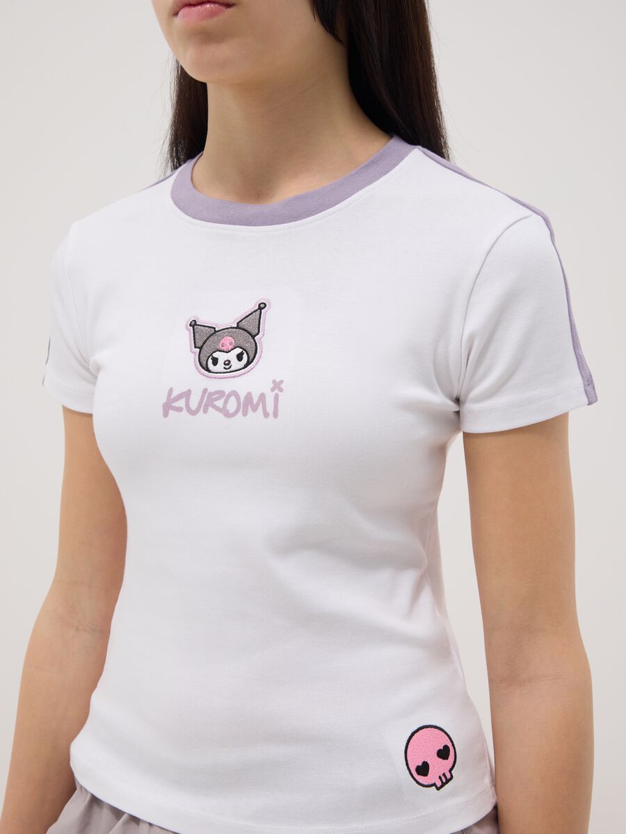 T-shirt in cotone elasticizzato bianco da ragazza slim fit con Kuromi_1