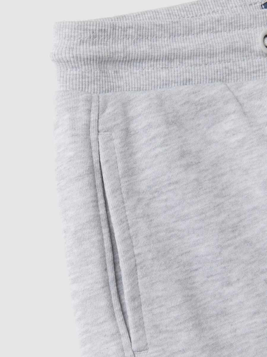 Pantaloni jogger grigi in puro cotone organico comfort fit per bambino_2