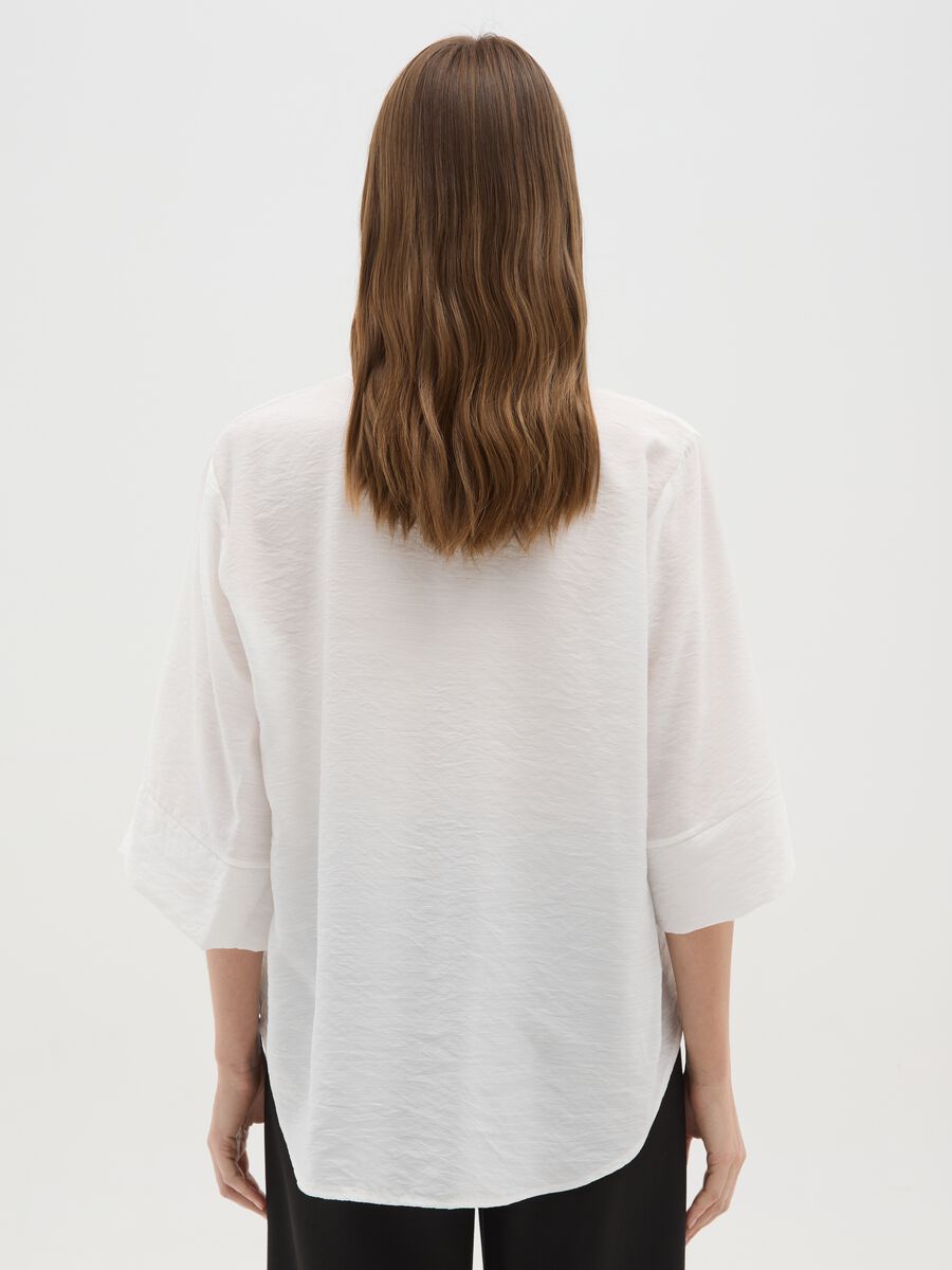 Blusa bianca con scollo a V e maniche ampie_2