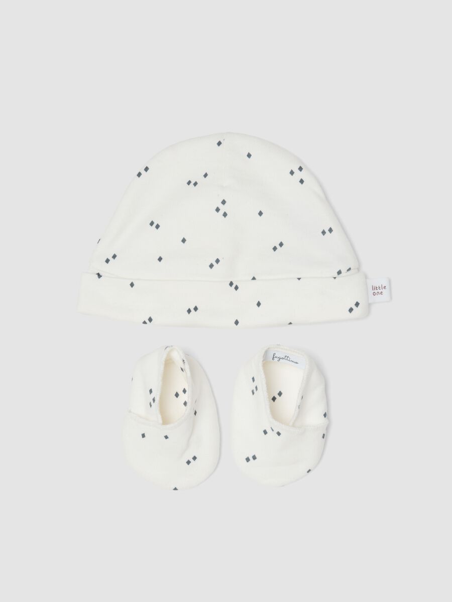 Set bianco con berretto e scarpine stampate_0