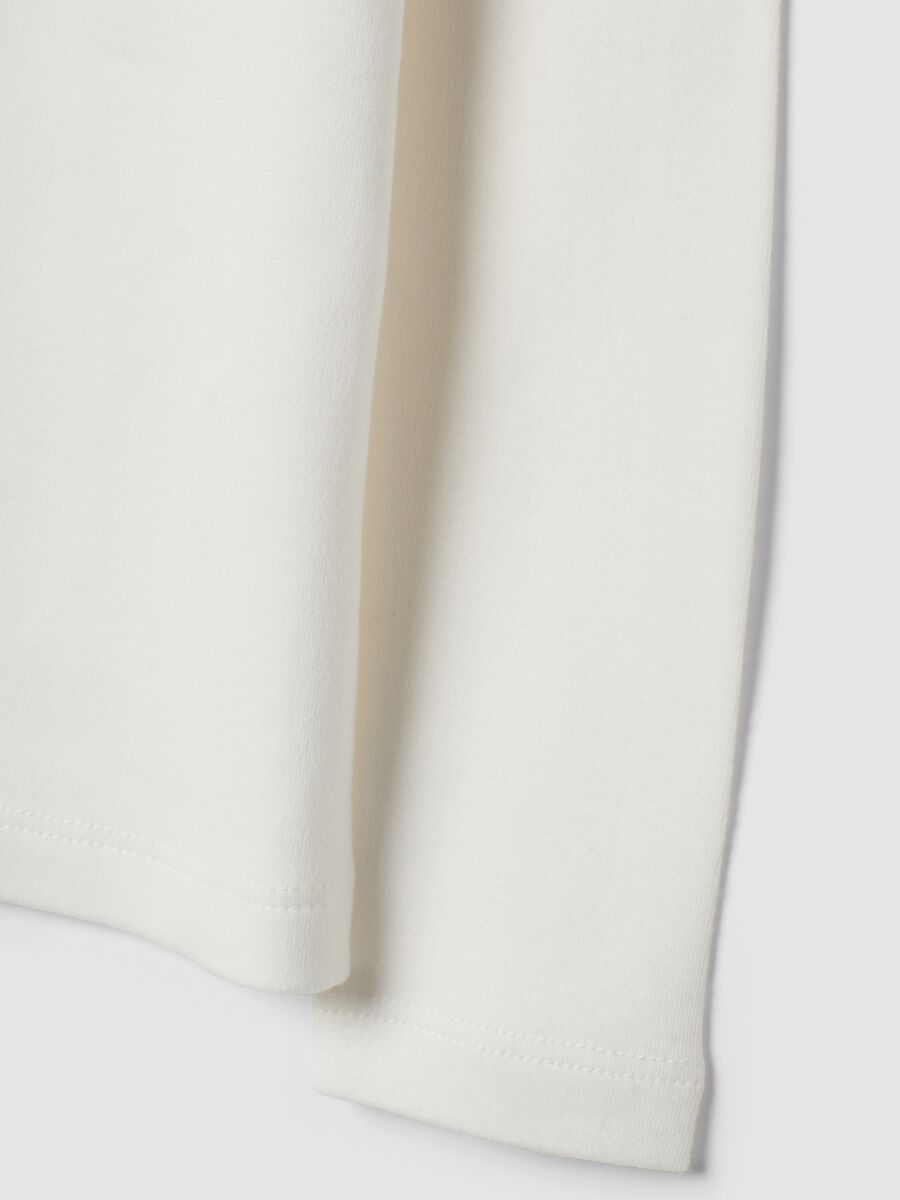 T-shirt bianca in puro cotone dolcevita con stampa_3