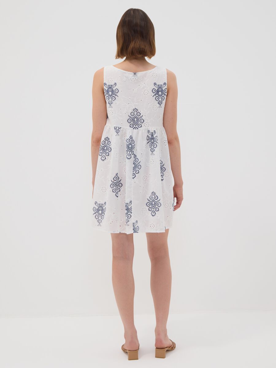 Abito bianco traforato in puro cotone con ricami blu regular fit_2