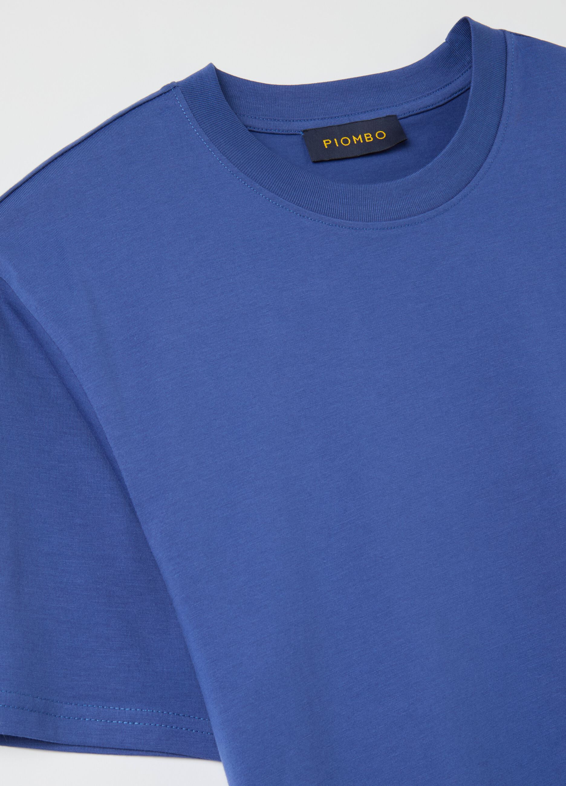 Plain cotton T-shirt with round neck.