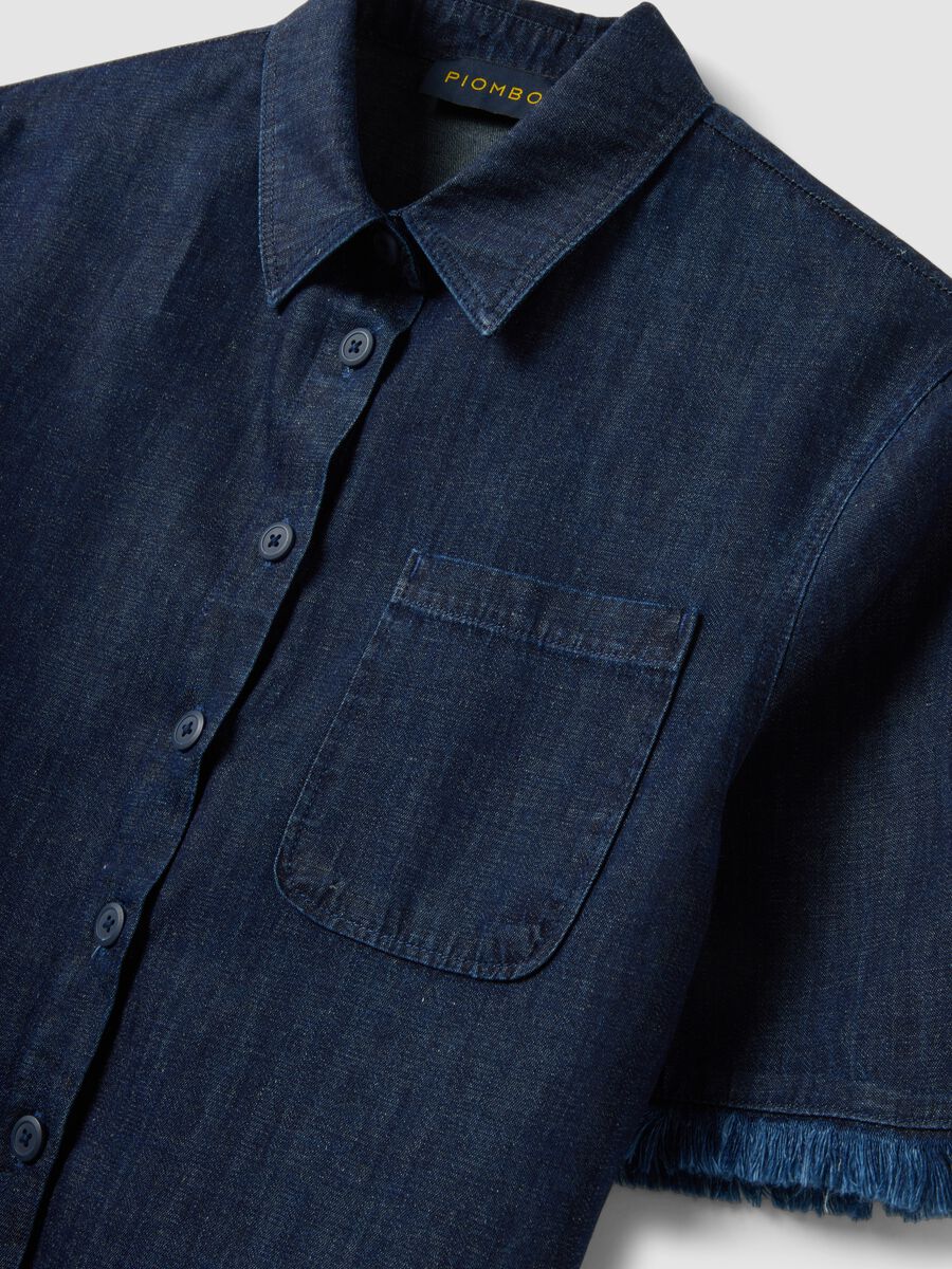 Camicia denim blu in misto cotone oversize fit con bordo sfrangiato_1