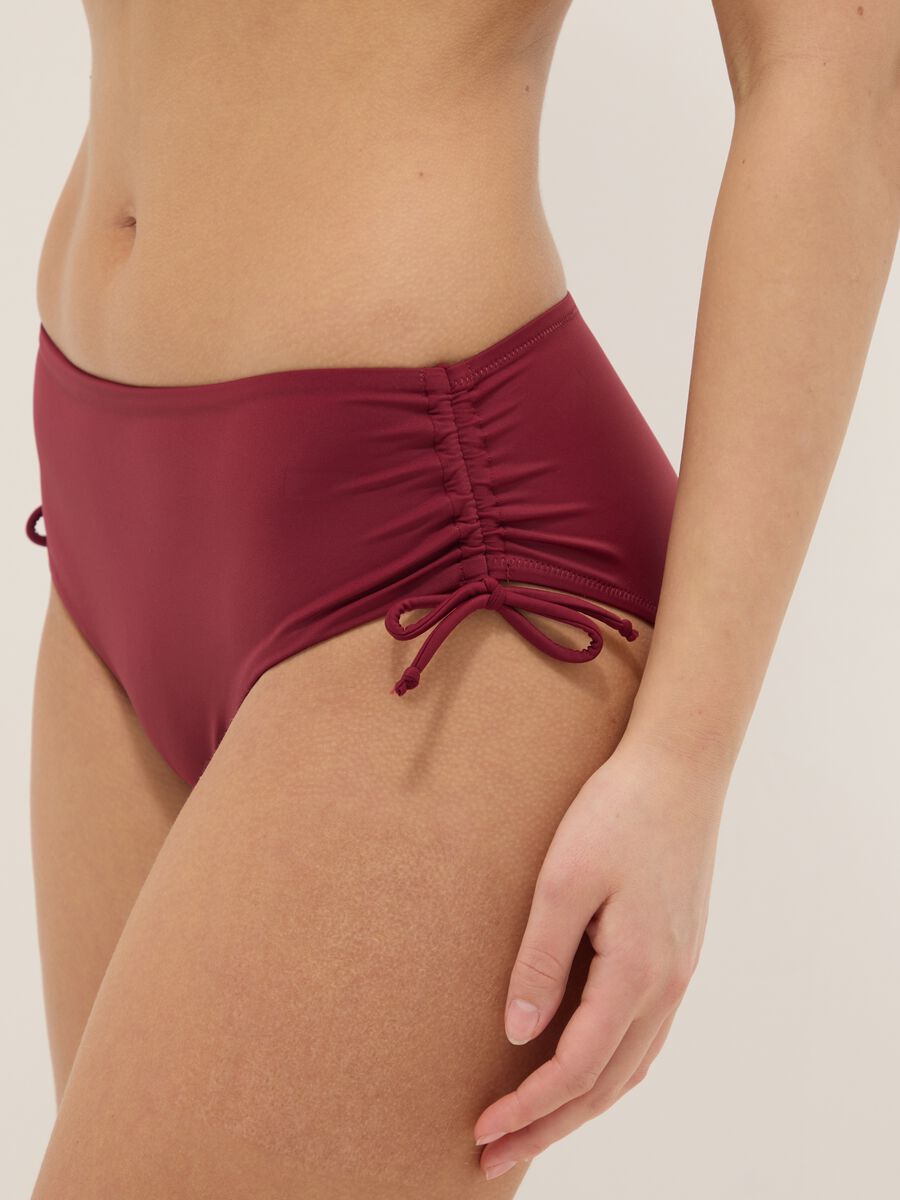 Slip da mare elasticizzato rosso con dettagli arricciati_3
