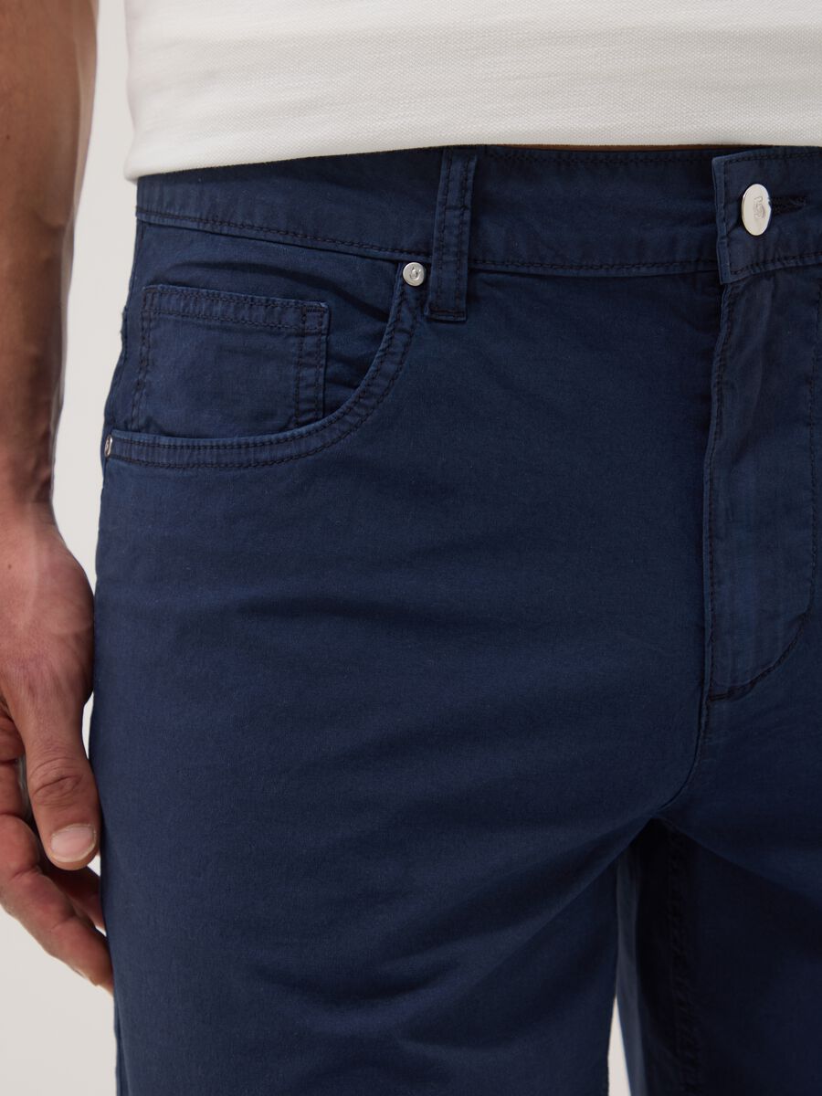Blue stretch cotton five-pocket Bermuda shorts_3