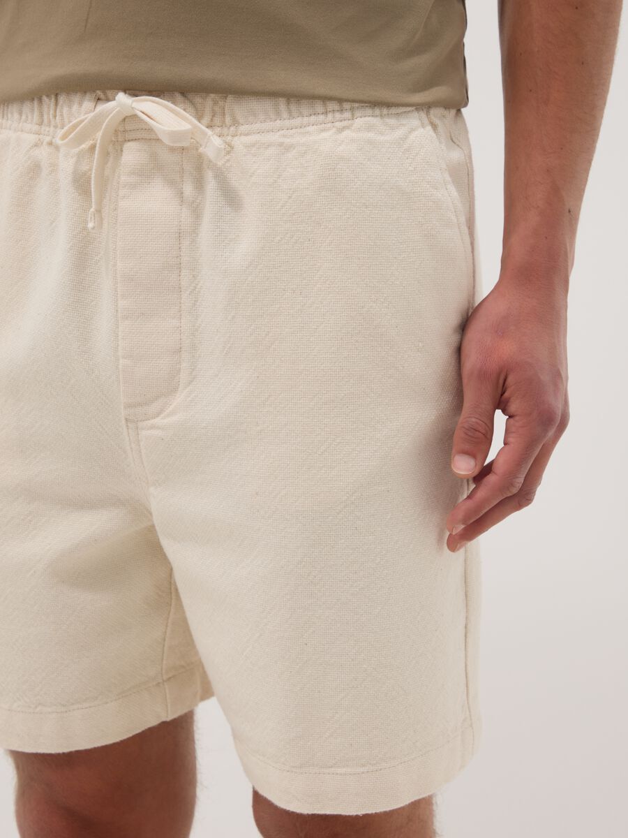 White cotton chino Bermuda shorts_3