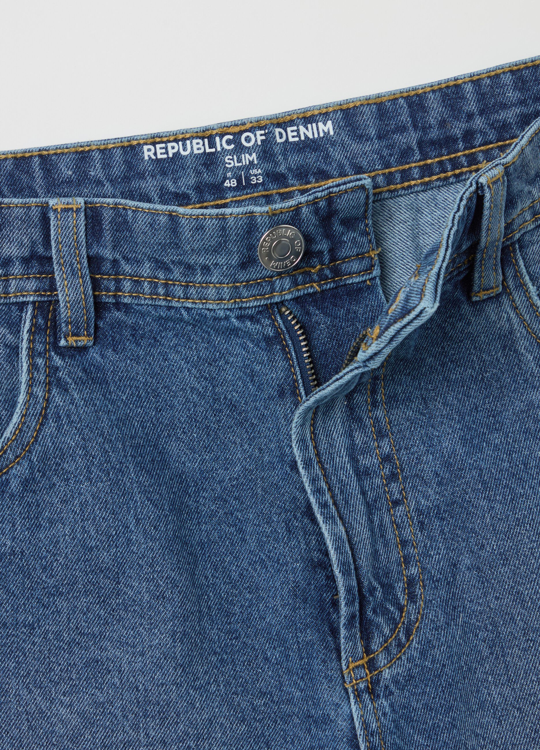 Light blue slim-fit Bermuda shorts in denim
