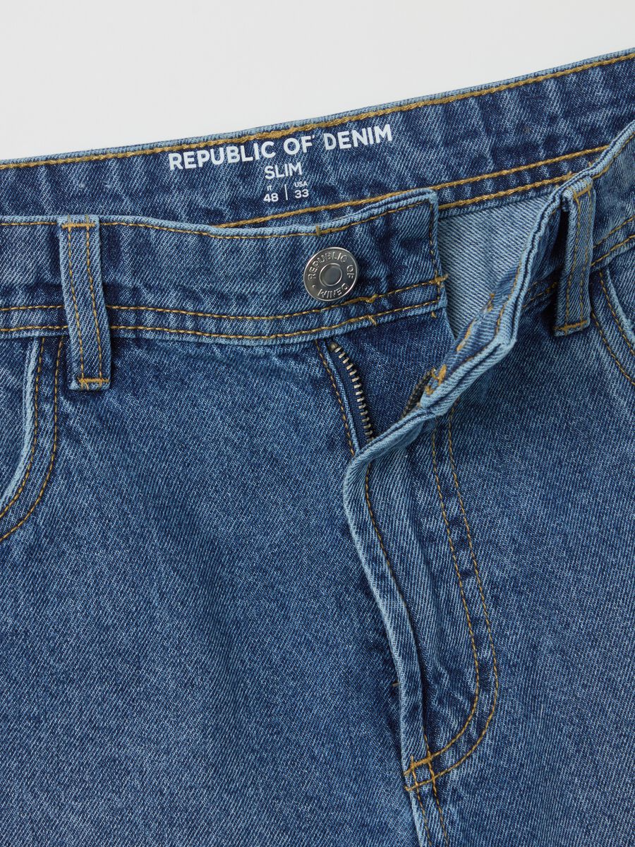 Light blue slim-fit Bermuda shorts in denim_5