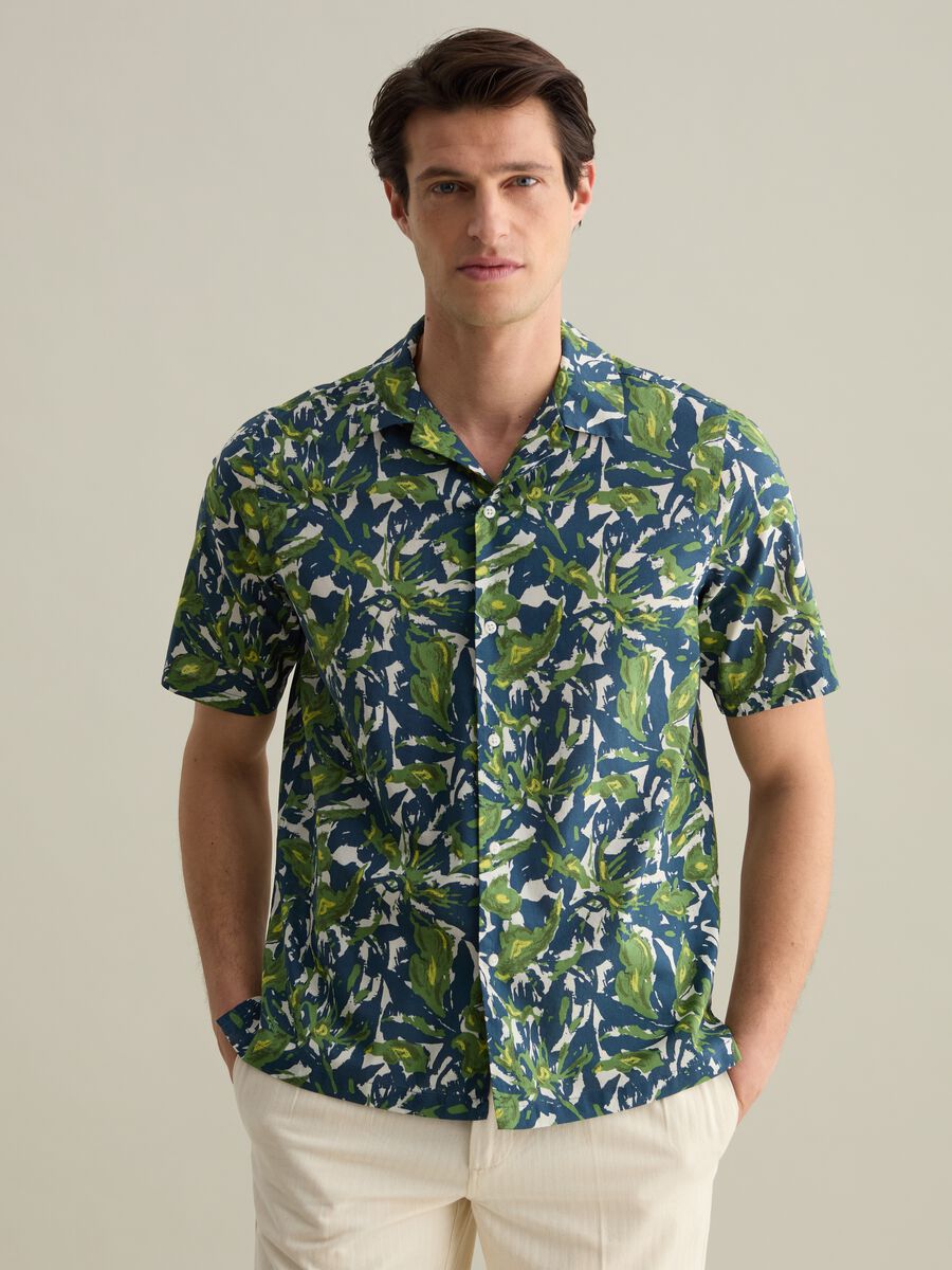 Short-sleeved shirt with botanical print_0