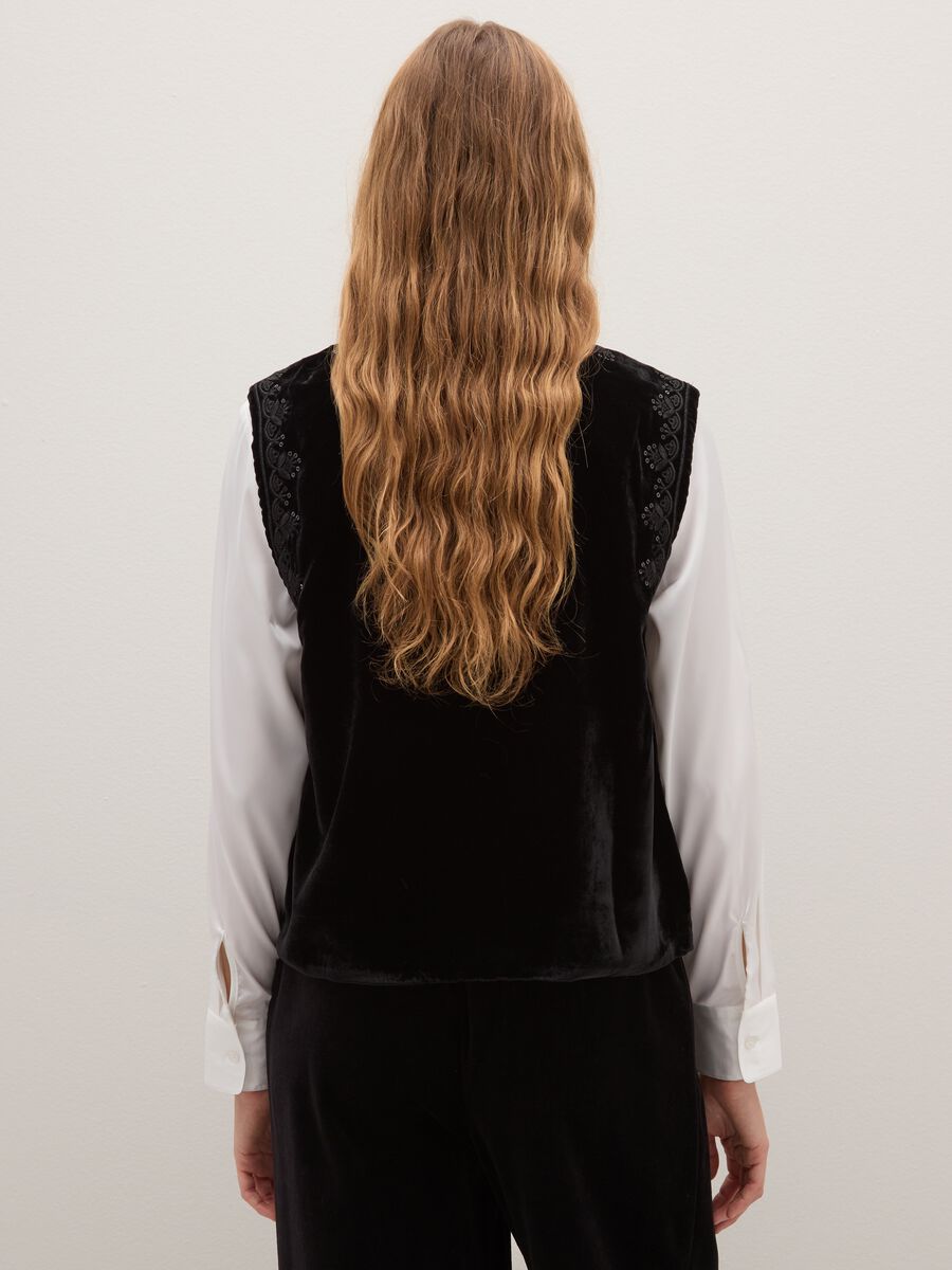 Hand-embroidered black slim fit waistcoat_2