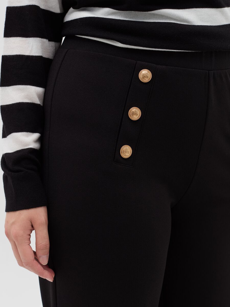 Pantalone ampio con bottoni lavorati_3