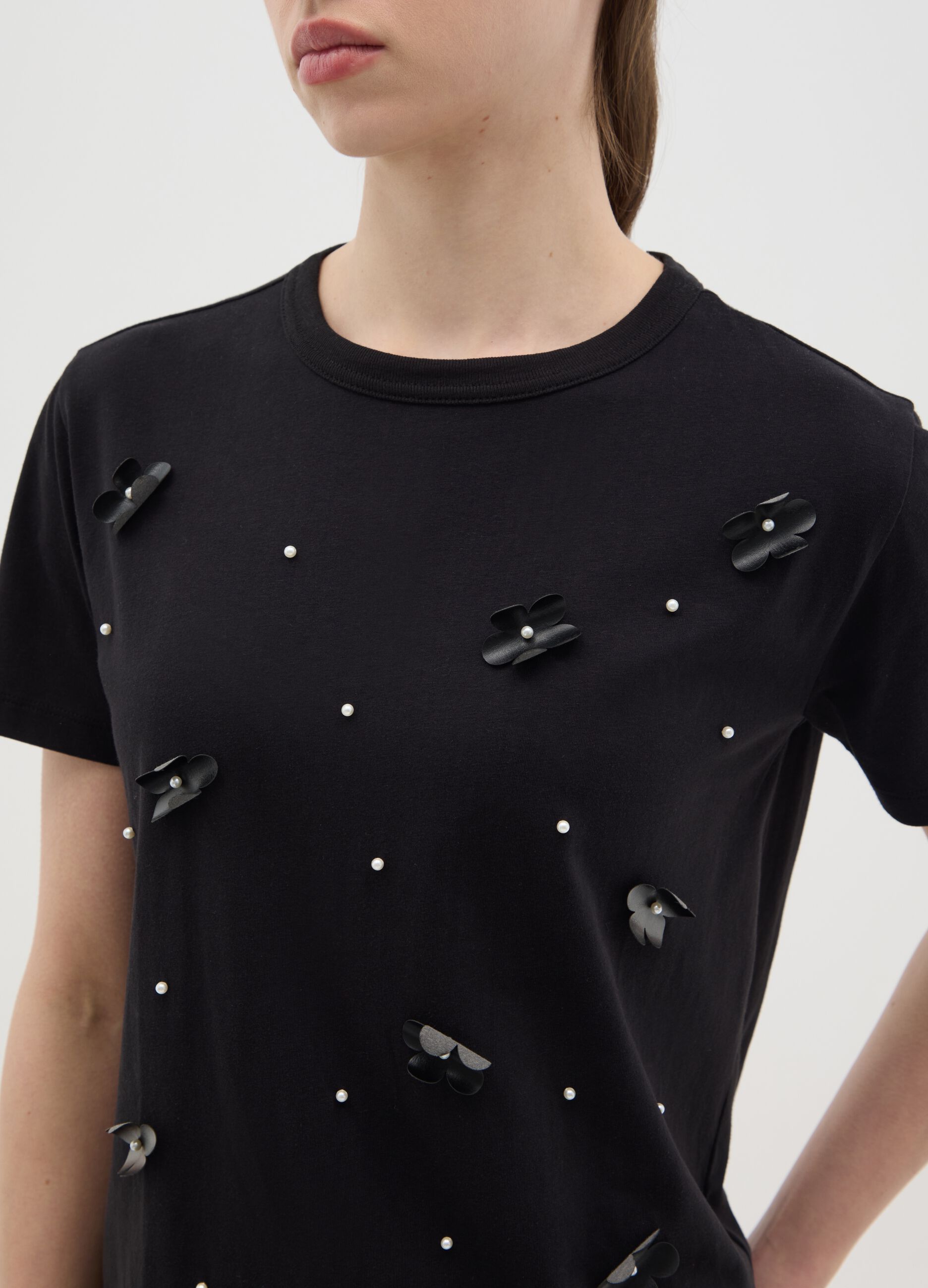 Black T-shirt in cotton with beads and flowers application