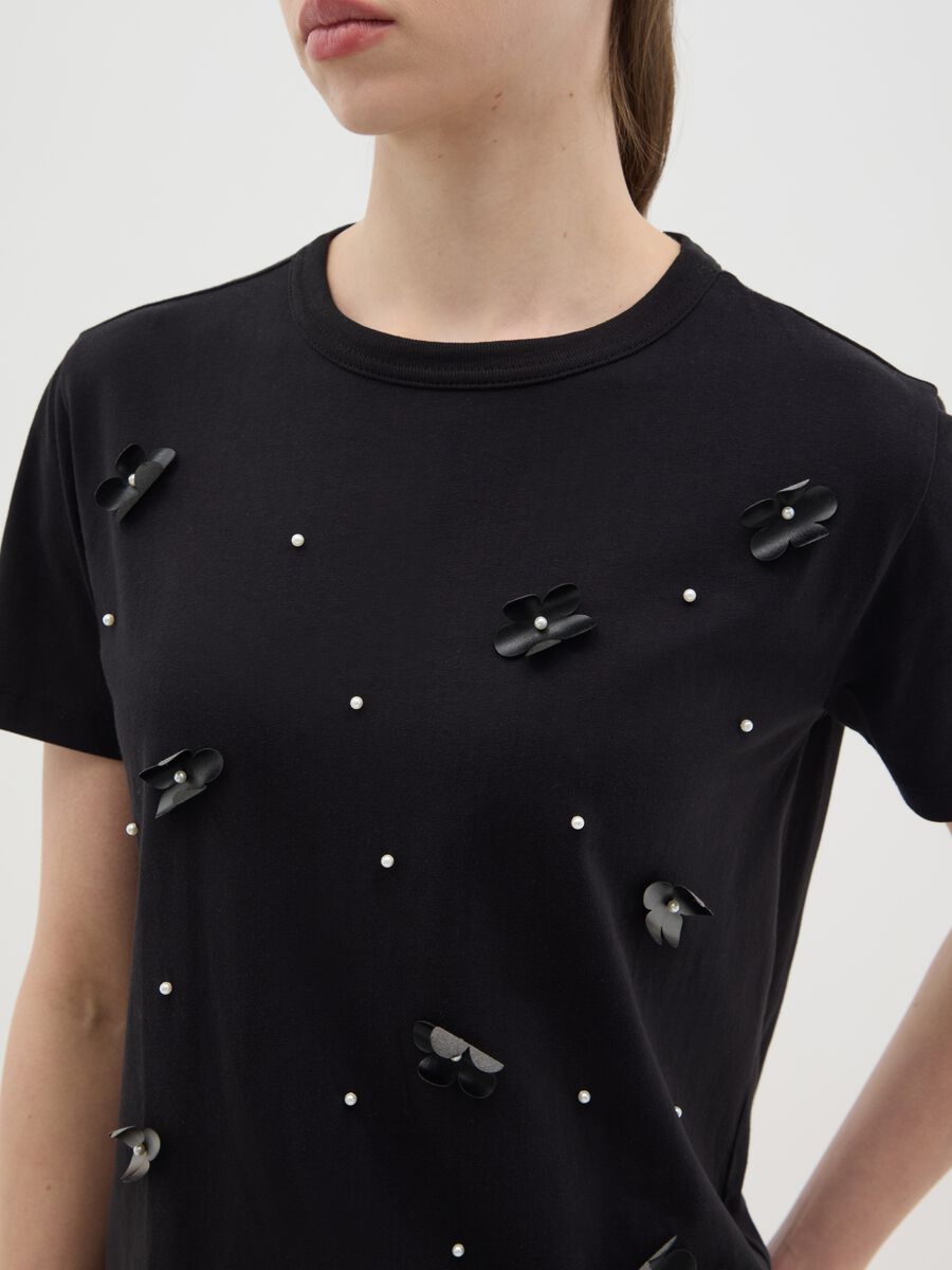 Black T-shirt in cotton with beads and flowers application_2